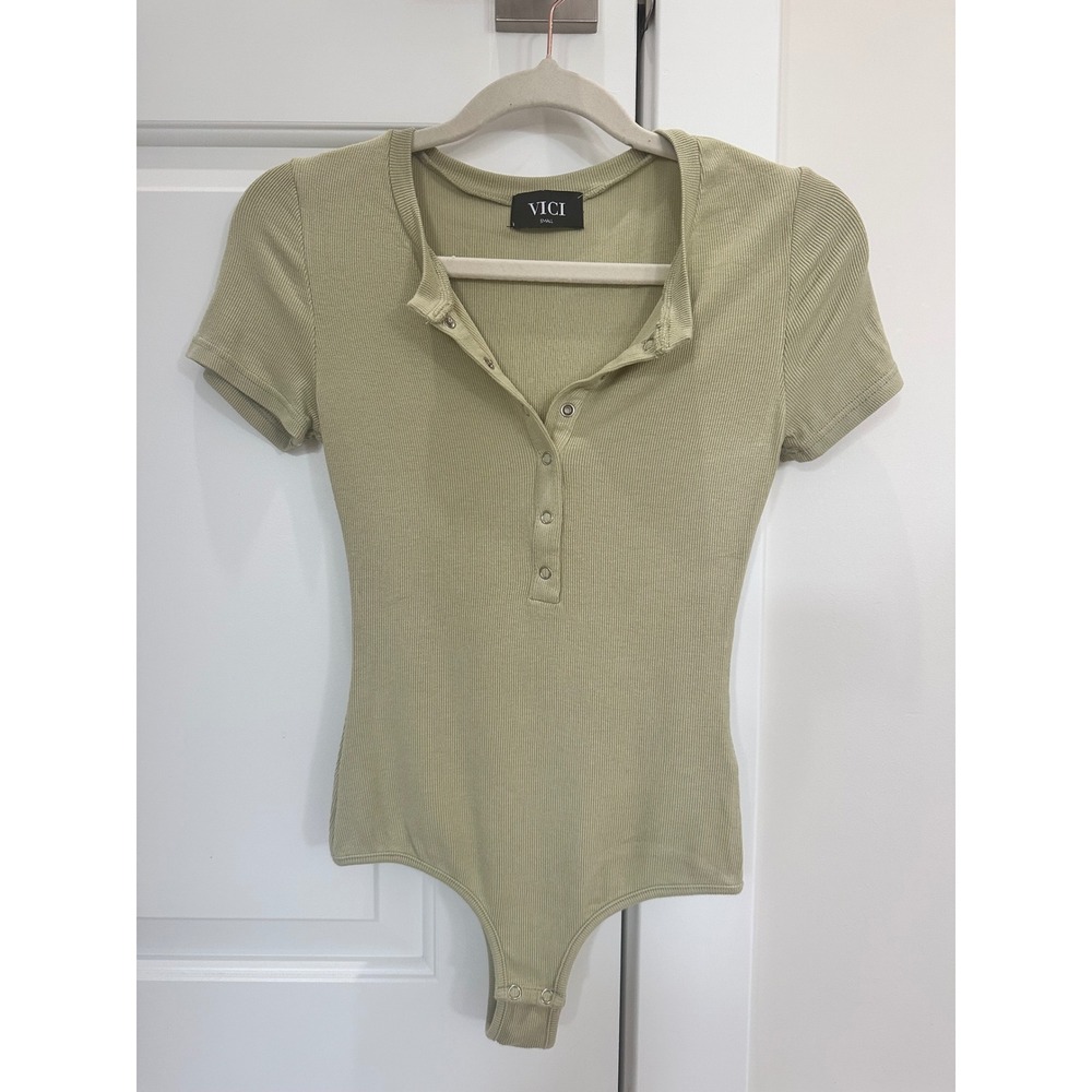 VICI Henley Ribbed Bodysuit Small Sage Green Excellent